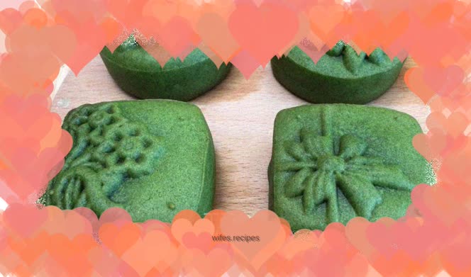 I remember making Cantonese-style mooncakes for the first time. I am a novice at making desserts. If I failed, I kept trying. I was not used to the salted egg yolk, but the lotus paste tasted really good.