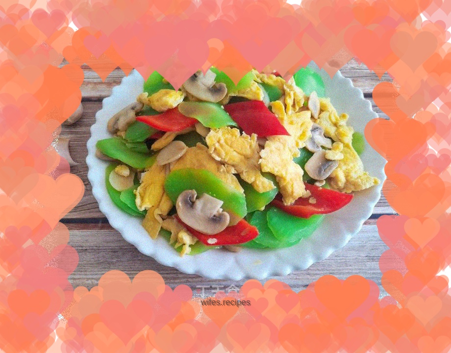 Scrambled eggs with lettuce and mushrooms