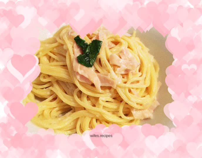 Pasta with ham and white sauce