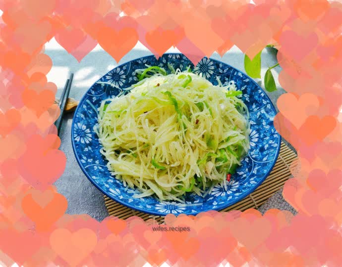 Stir-fried shredded potatoes with green chili pepper