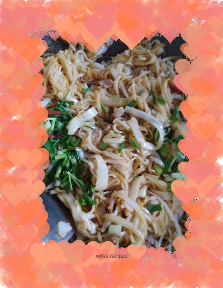 Fried rice noodles with sliced meat