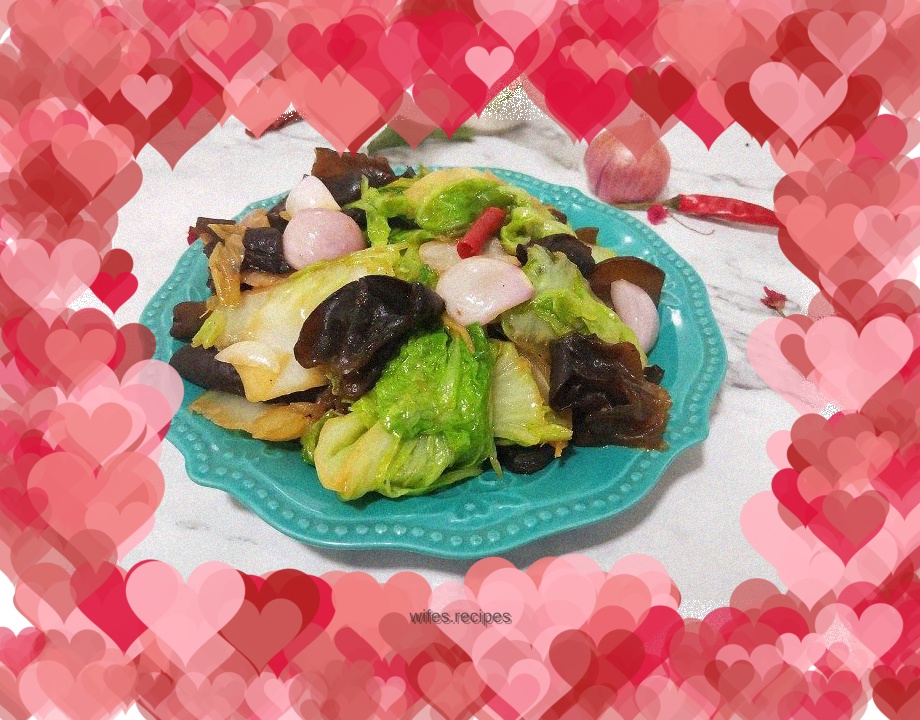 Stir-fried pork slices with green onion, cabbage and fungus