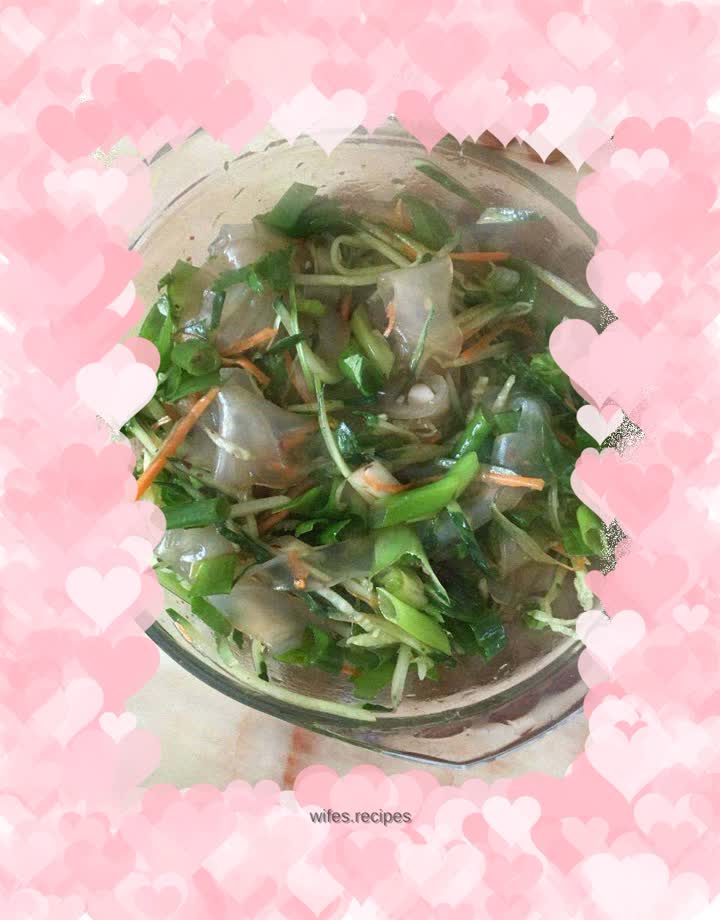 Cucumber shreds mixed with cold skin