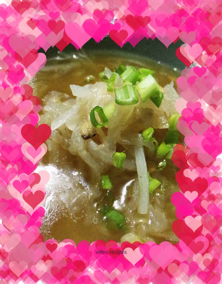 Shrimp skin and radish shreds in soup stock