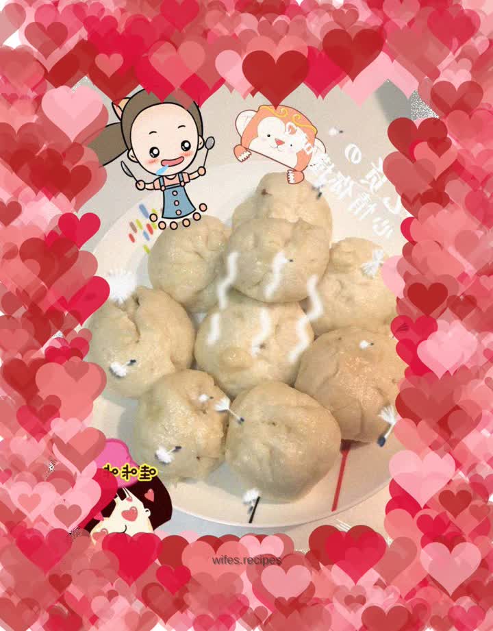 Steamed buns with fresh meat, salt and vegetables