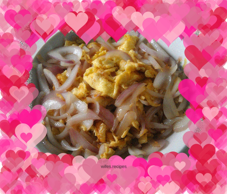 Fried eggs with onions