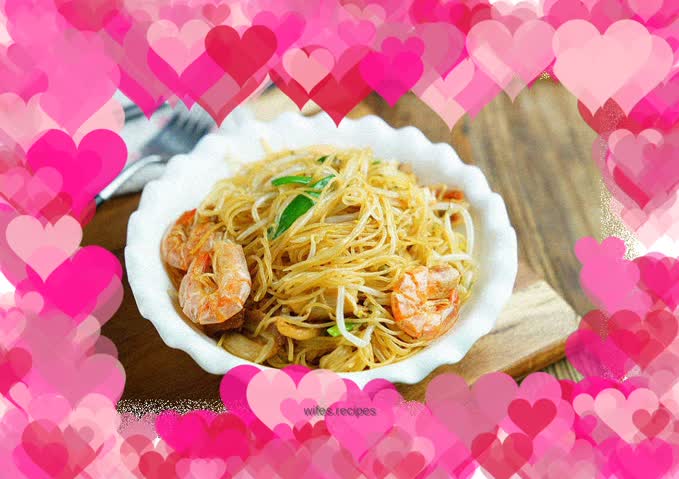 Fried Dried Noodles with Shrimp and Squid