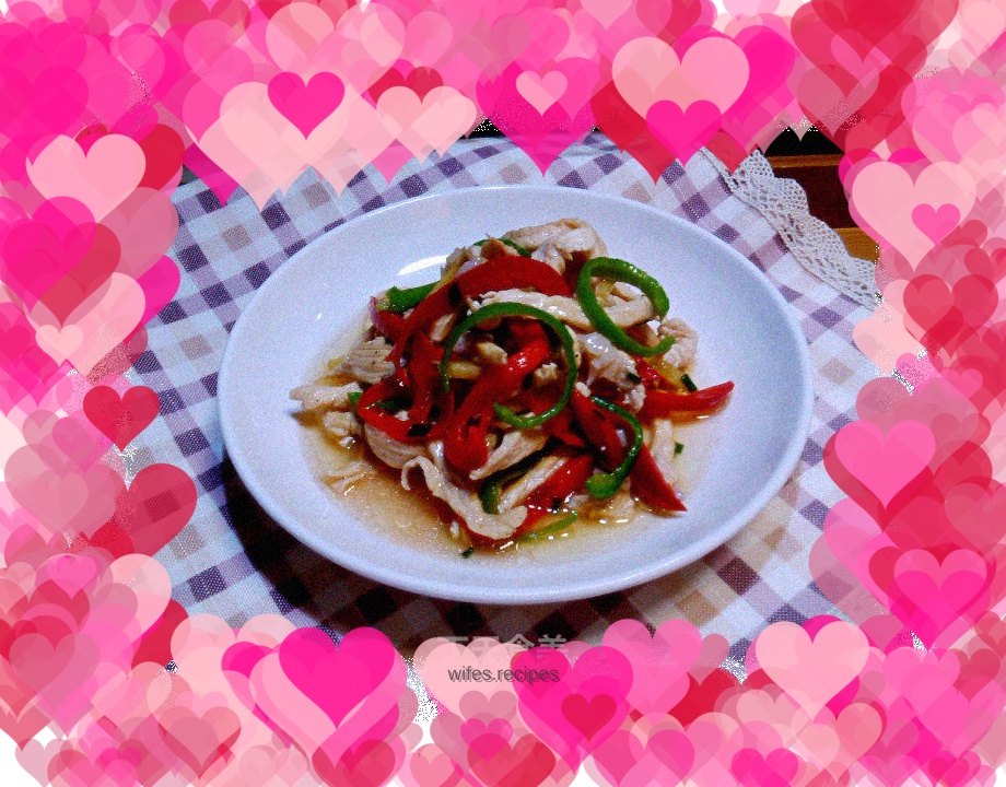 Stir-fried shredded chicken with green and red peppers