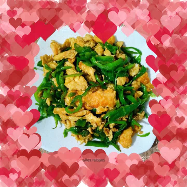 Fried eggs with green pepper