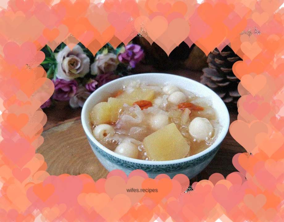 Tremella, lotus seeds and apple soup