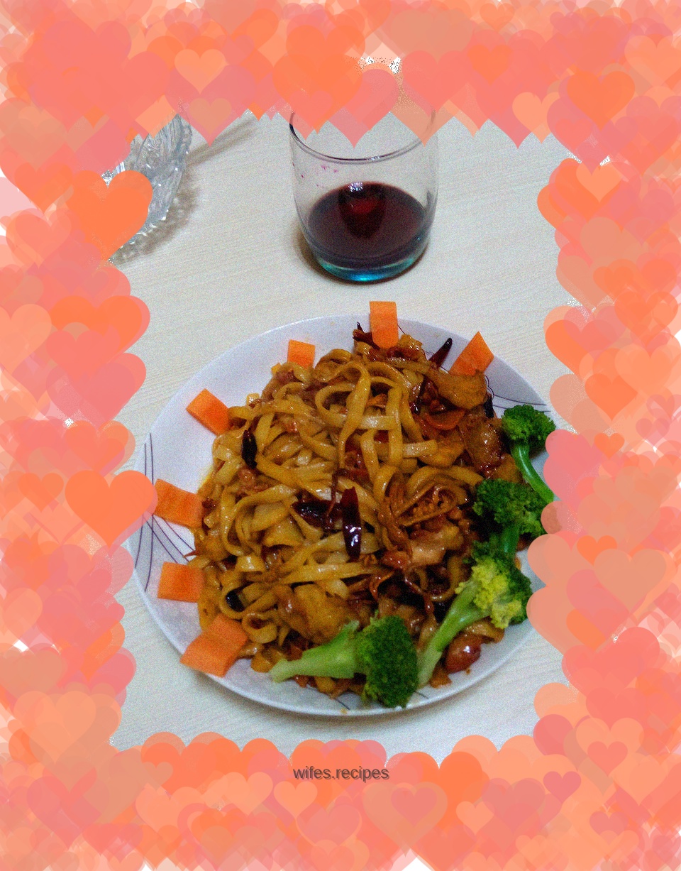 Fried Noodles with Cordyceps Chicken and Fish Balls