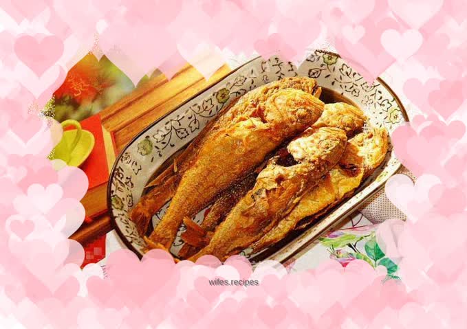 Crispy fried small yellow croaker