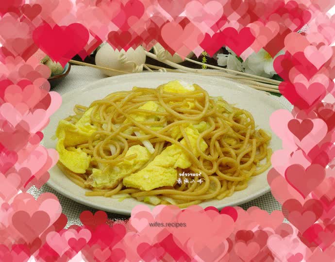 Fried spaghetti with leek yolk and egg