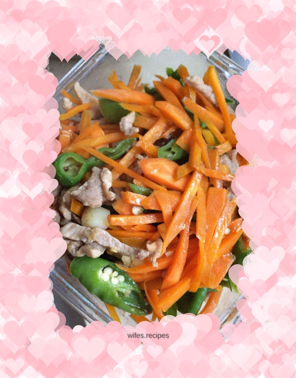 Green chili and carrot shreds with pork shreds