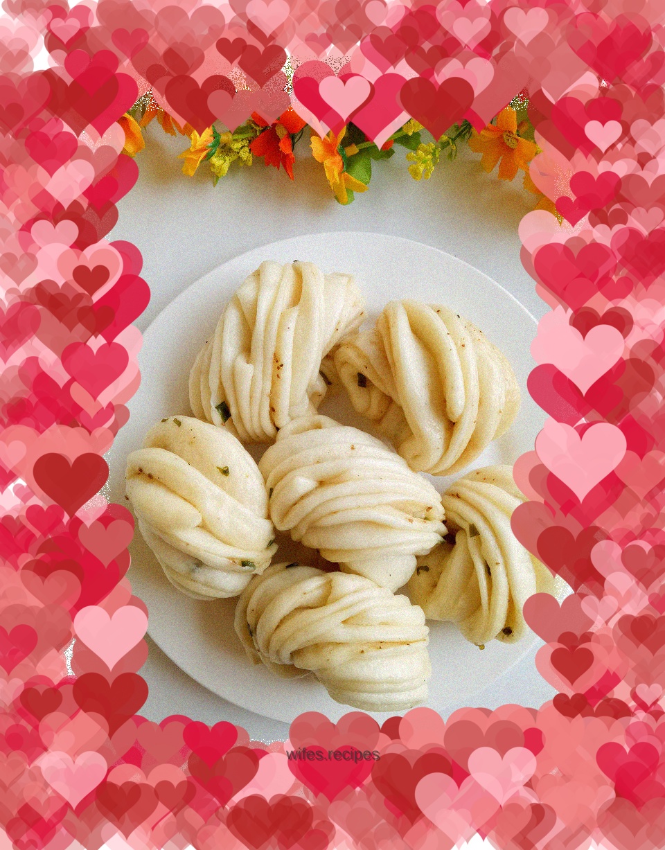 Onion-flavored flower rolls