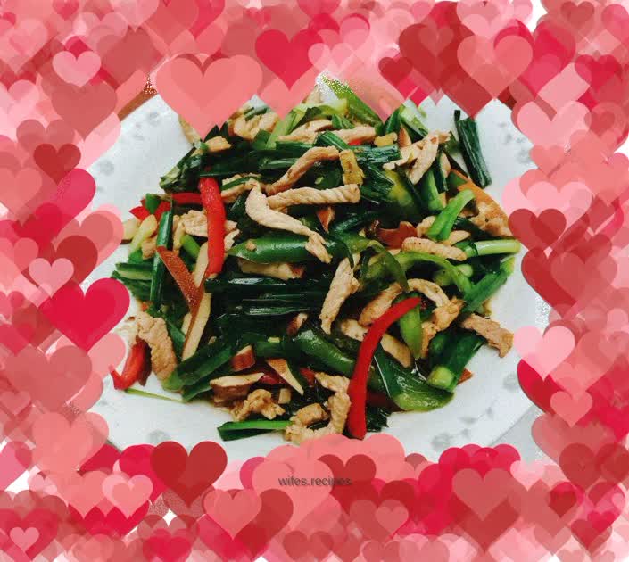 Stir-fried shredded pork with garlic sprouts and dried chili seeds