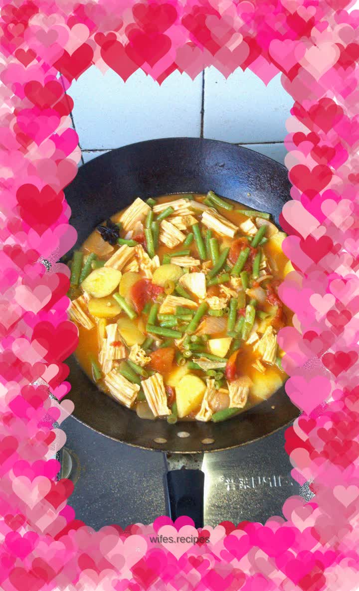 Tomato stew in a large pot