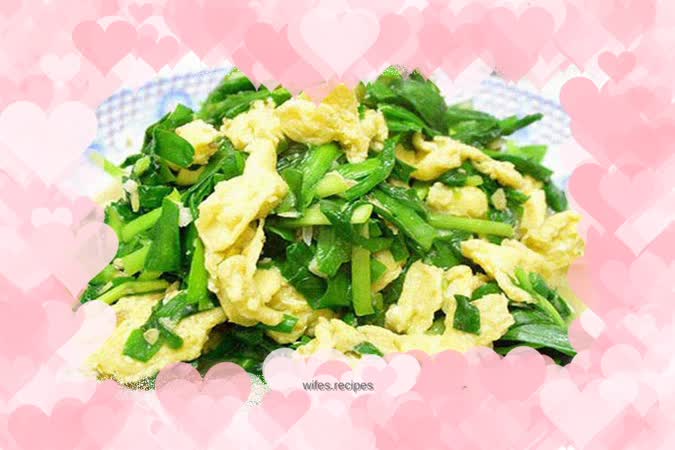 Fried eggs with chives