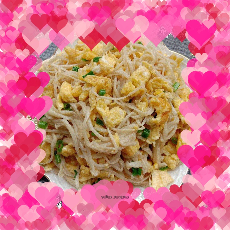 Fried eggs with enoki mushrooms