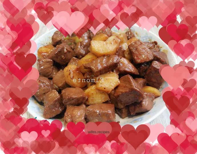 Beef fillet cubes with black pepper and potatoes