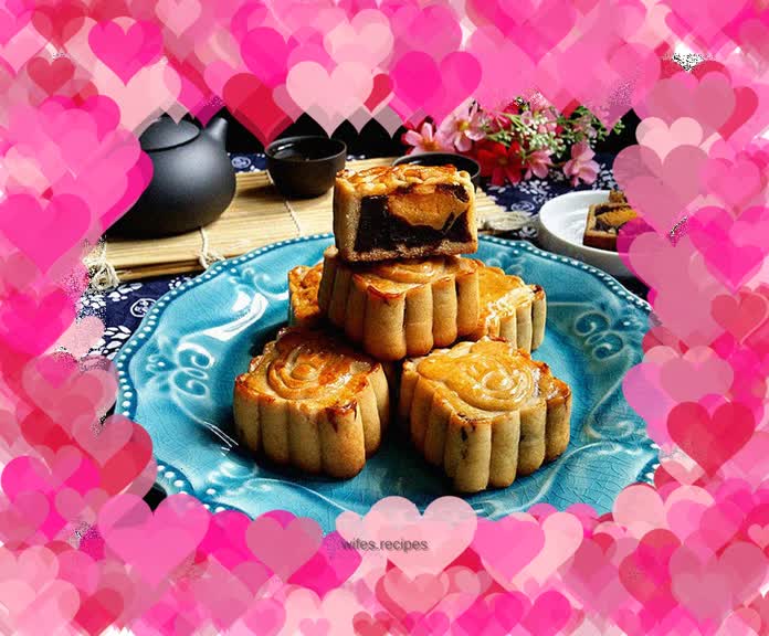 Cantonese style egg yolk mooncake