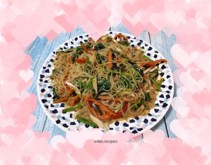 Vermicelli mixed with spinach and red pepper