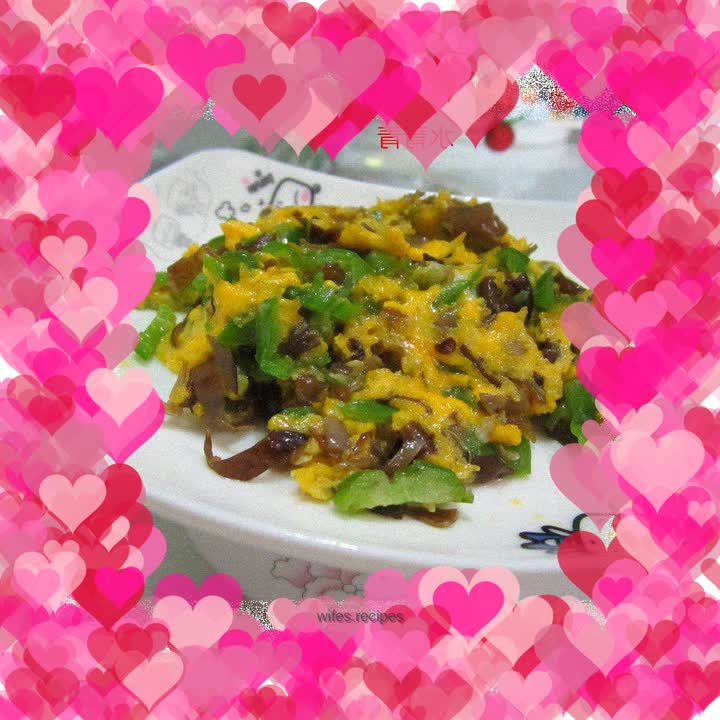 Omelette with fungus and green pepper shreds