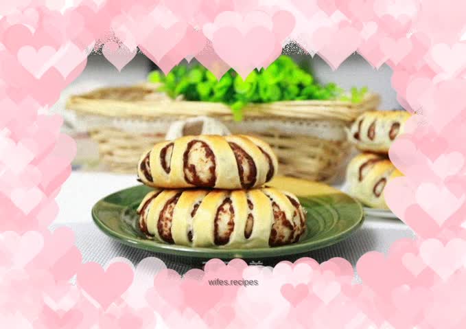 Flower-shaped red bean paste bread