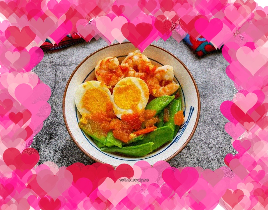 Buckwheat noodles with snow peas, shrimps and tomato sauce