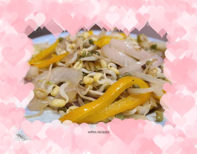 Stir-fried mung bean sprouts with colored peppers and onions