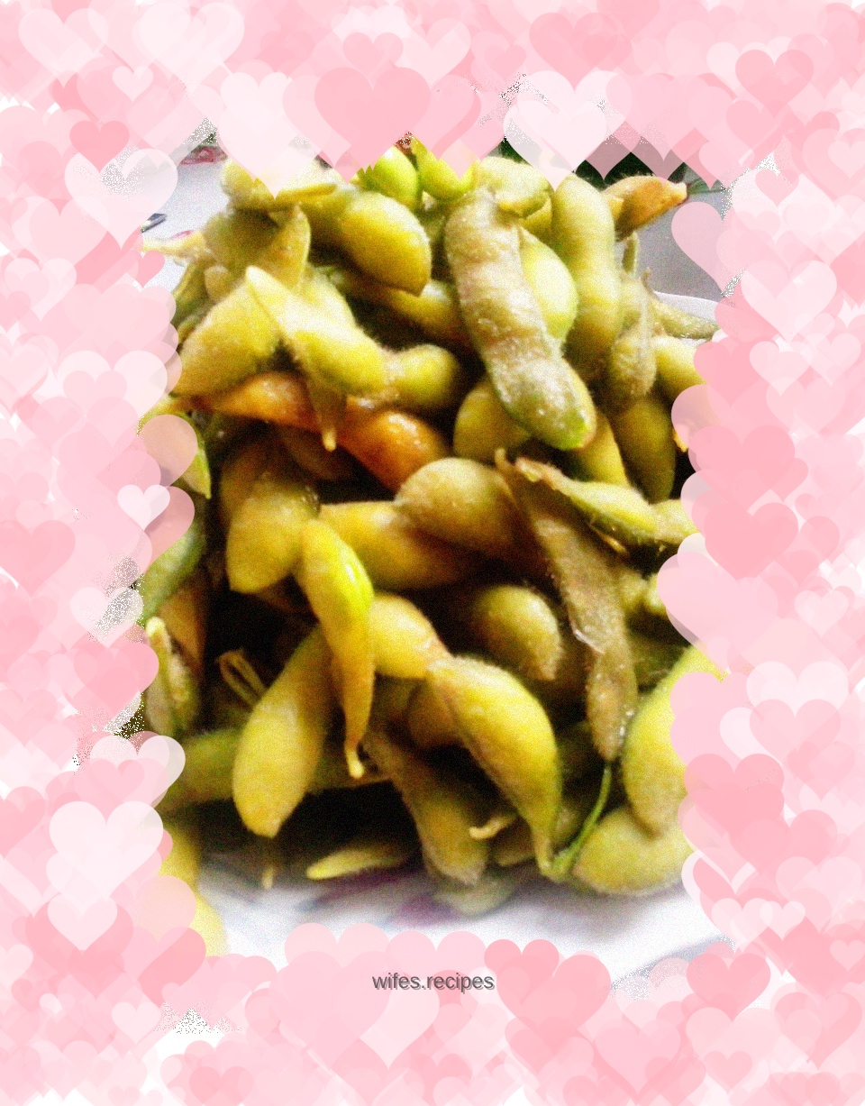 Boiled edamame with spiced water