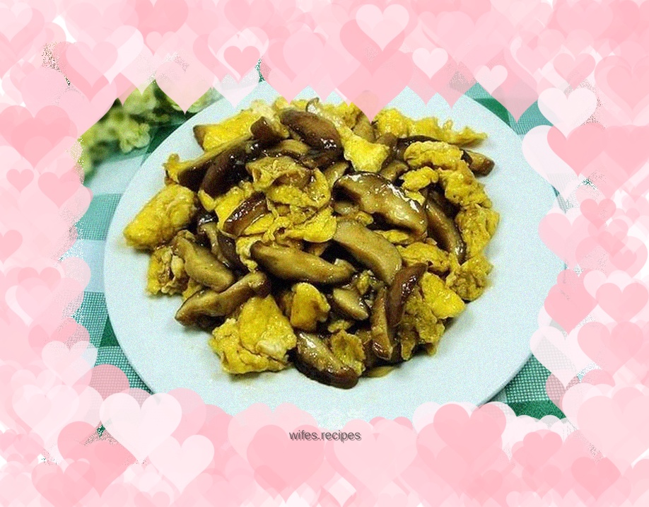 Scrambled eggs with mushrooms