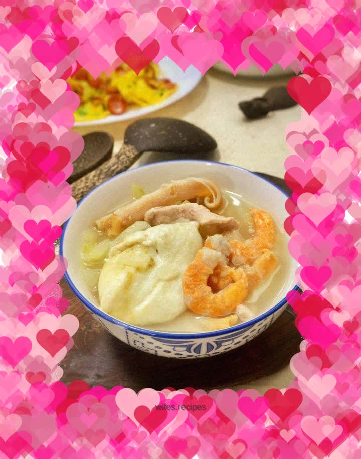 Fish gelatin sandworm and zucchini soup