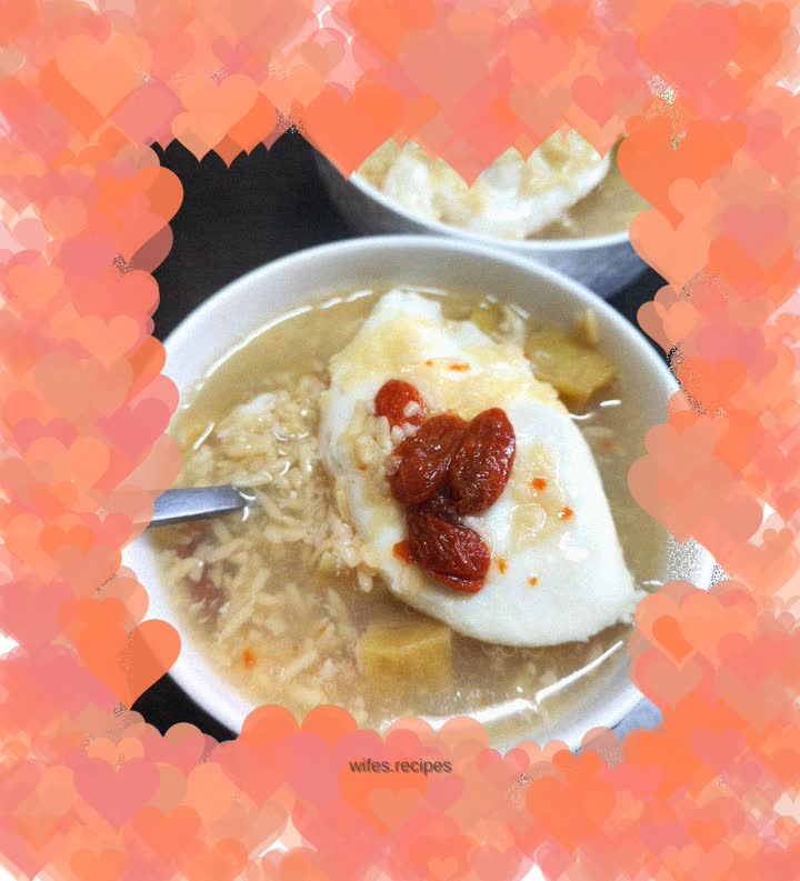 Yellow rice cake with poached eggs and boiled rice wine