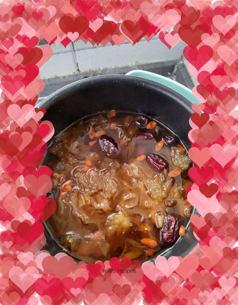 Tremella, lotus seeds and jujube soup