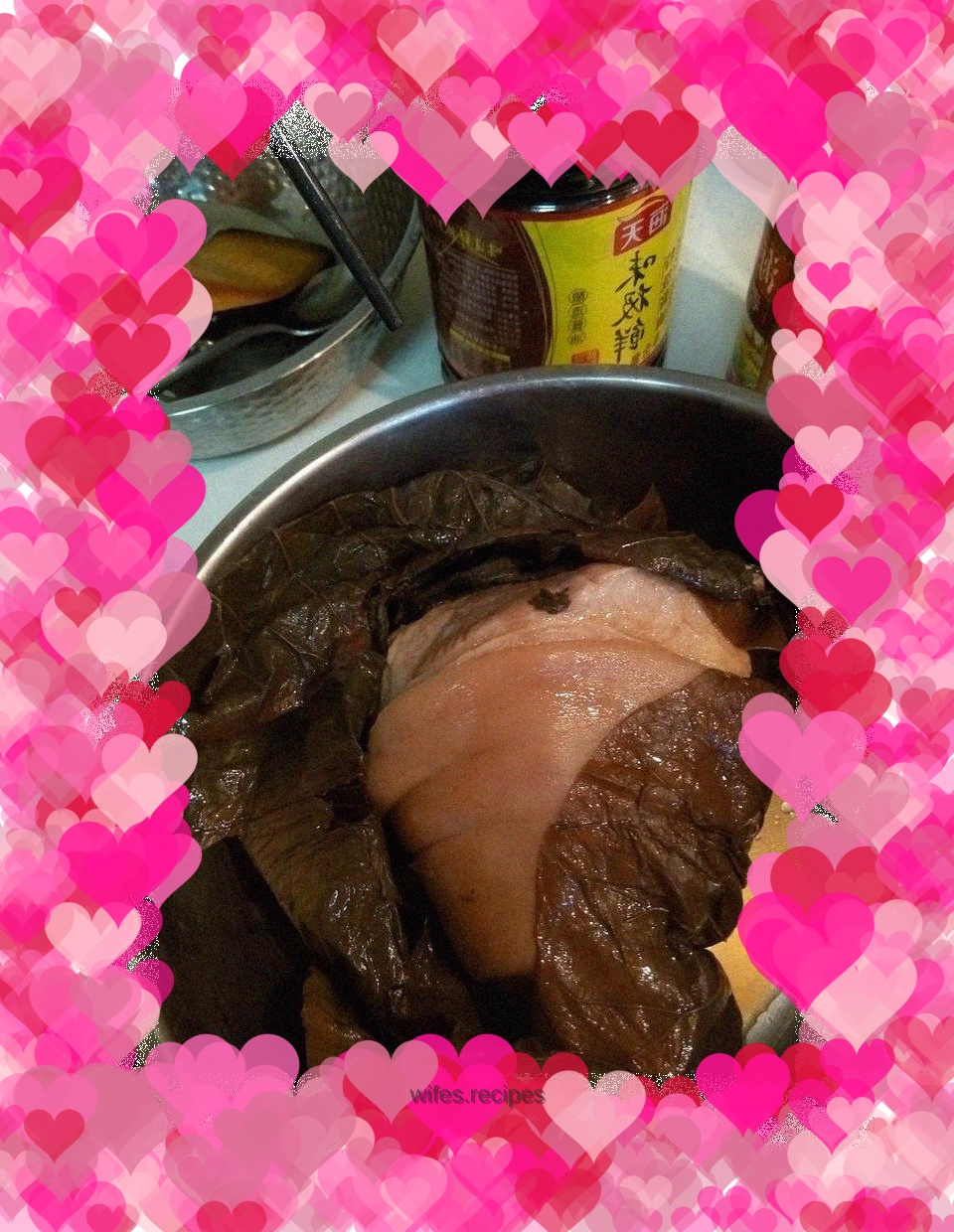 Pork knuckles with lotus leaves are called trotters in southern China, and they are not afraid of sticking to the pan