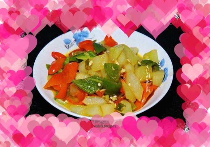 Stir-fried green pepper with old cucumber