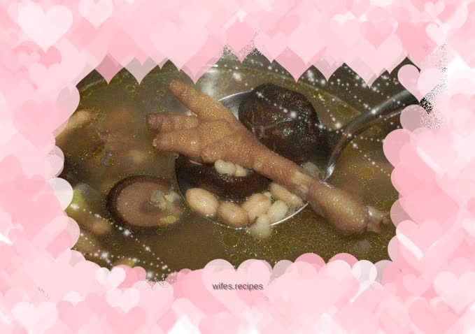 Mushroom, eyebrow bean, peanut and chicken soup