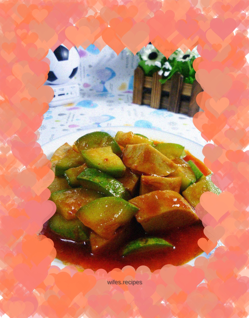 Spicy Stir-fried Vegetarian Chicken with Zucchini