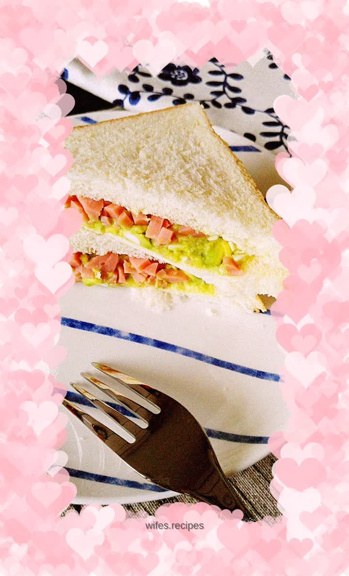Avocado, egg and ham sandwich