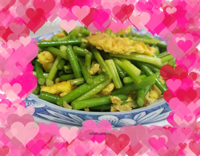 Fried duck eggs with garlic