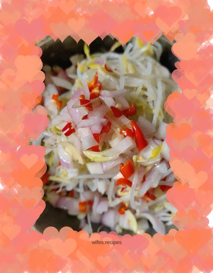 Onions mixed with bean sprouts