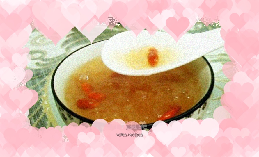 Stewed Tremella Fungus with Rock Sugar and Wolfberry