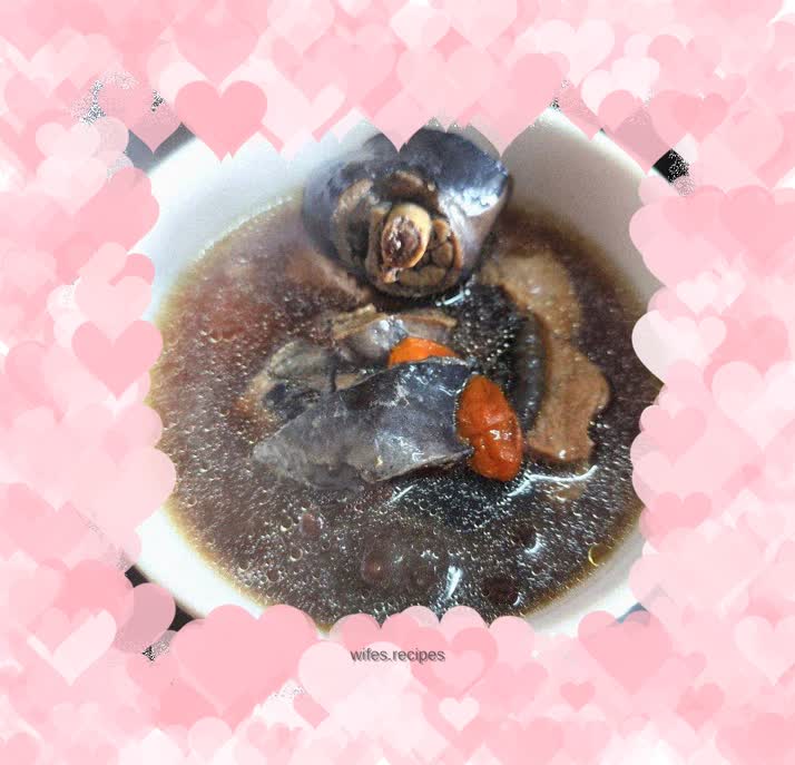 Stewed black-bone chicken with lean meat and sea cucumber