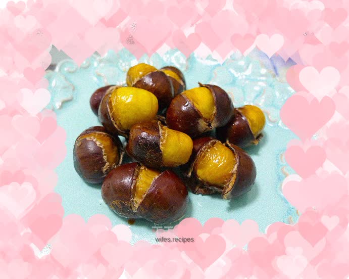 The fragrance of chestnuts comes in autumn - roasted chestnuts with sugar