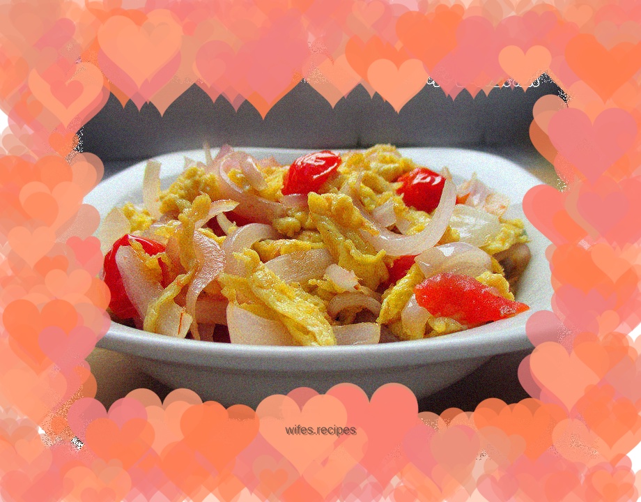 Scrambled eggs with tomatoes and onions