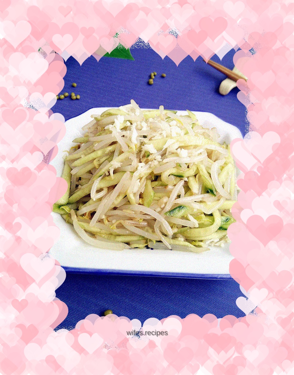 Cucumber and bean sprouts in sauce