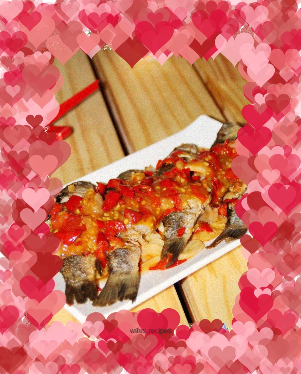 Crucian carp with chopped pepper