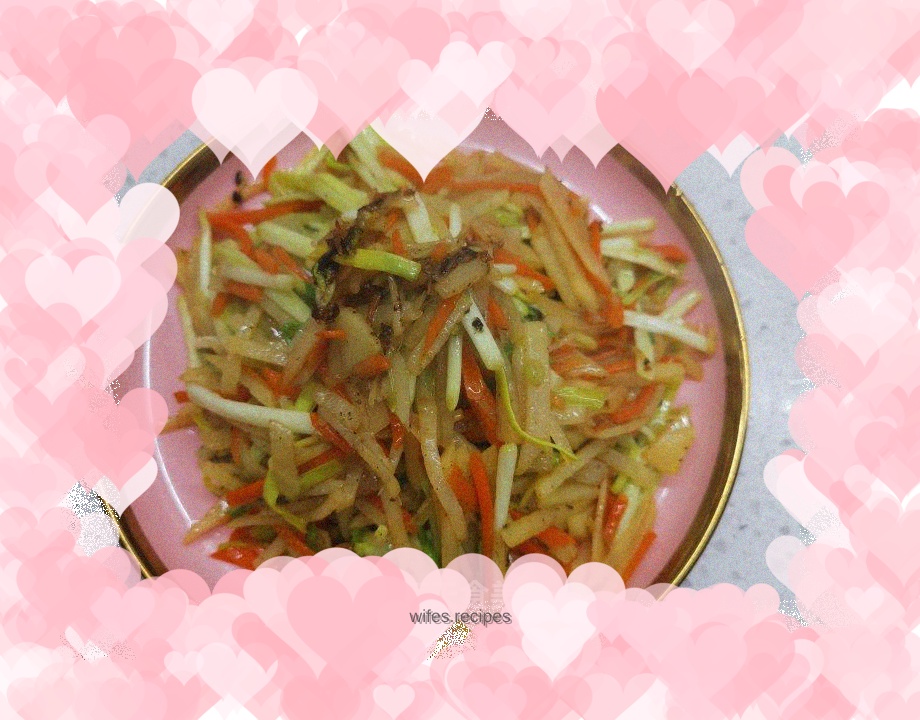 Stir-fried shredded potatoes and carrots with garlic sprouts