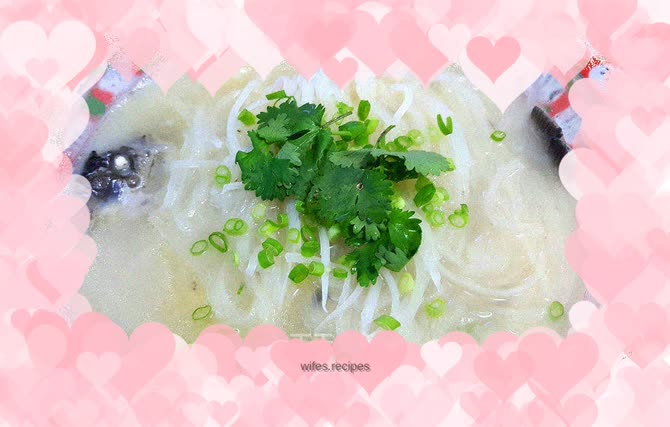 Shredded radish and crucian carp soup